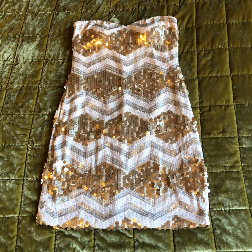 Gorgeous sequin strapless mini dress!